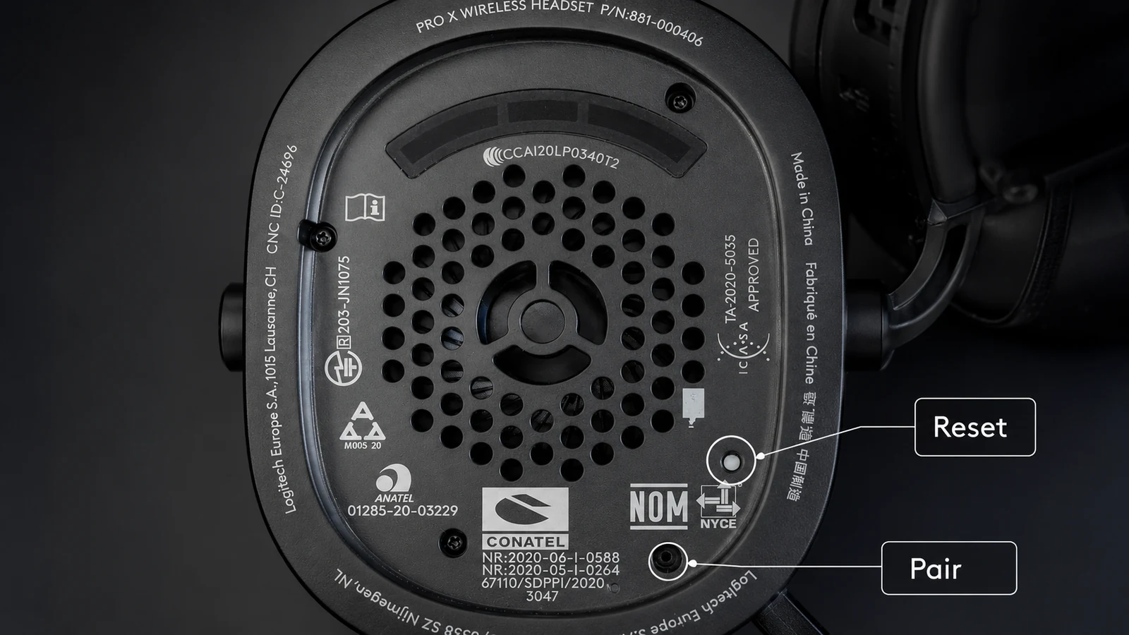 Wnętrze lewej muszli słuchawek Logitech G PRO X 2 z oznaczeniami Reset i Pair